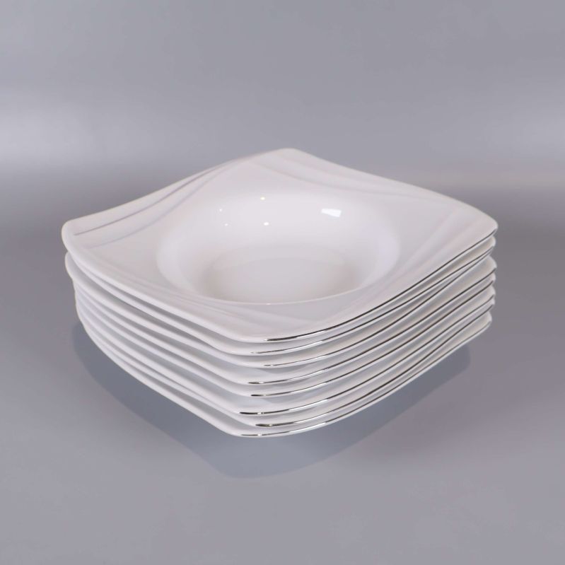 Hög med åtta staplade fyrkantiga vita tallrikar