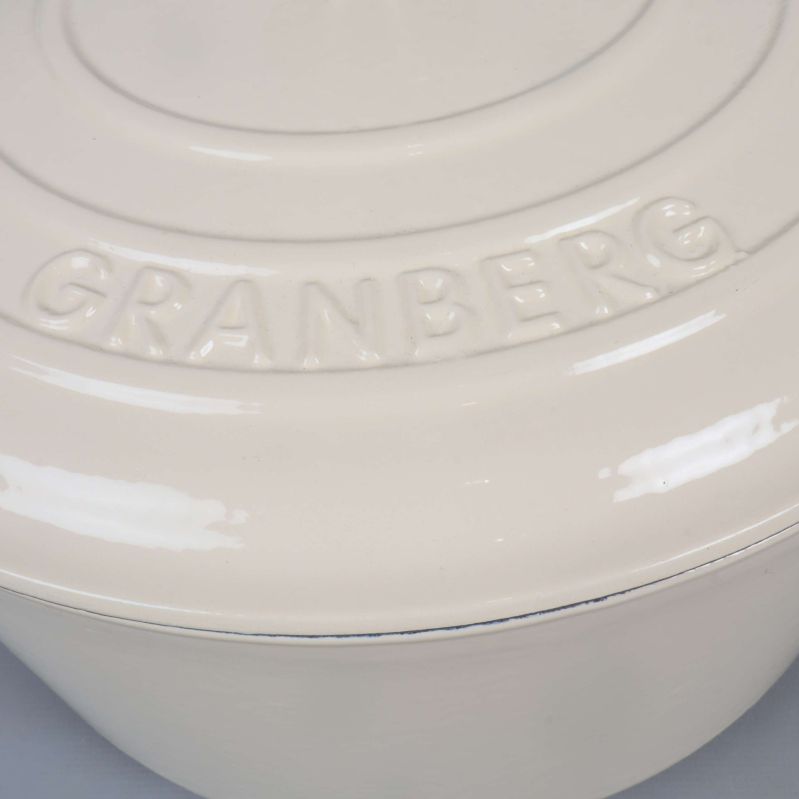 Relieftext 'Granberg' på locket i närbild