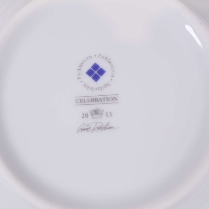 Närbild på tallriksmärkningen Celebration Färgfabriken 2013