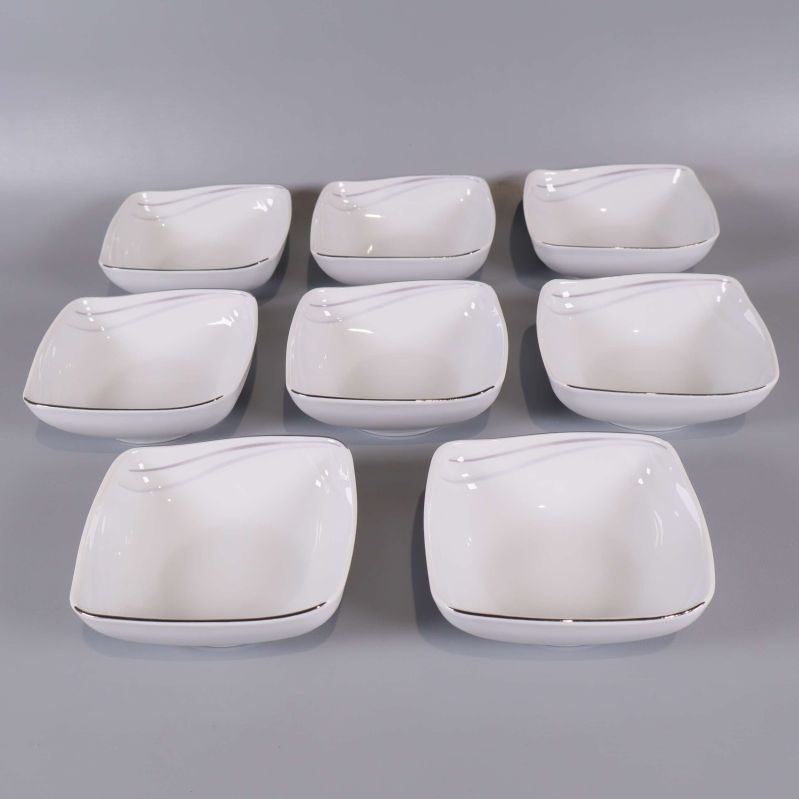 Åtta vita fyrkantiga skålar upplagda på rad