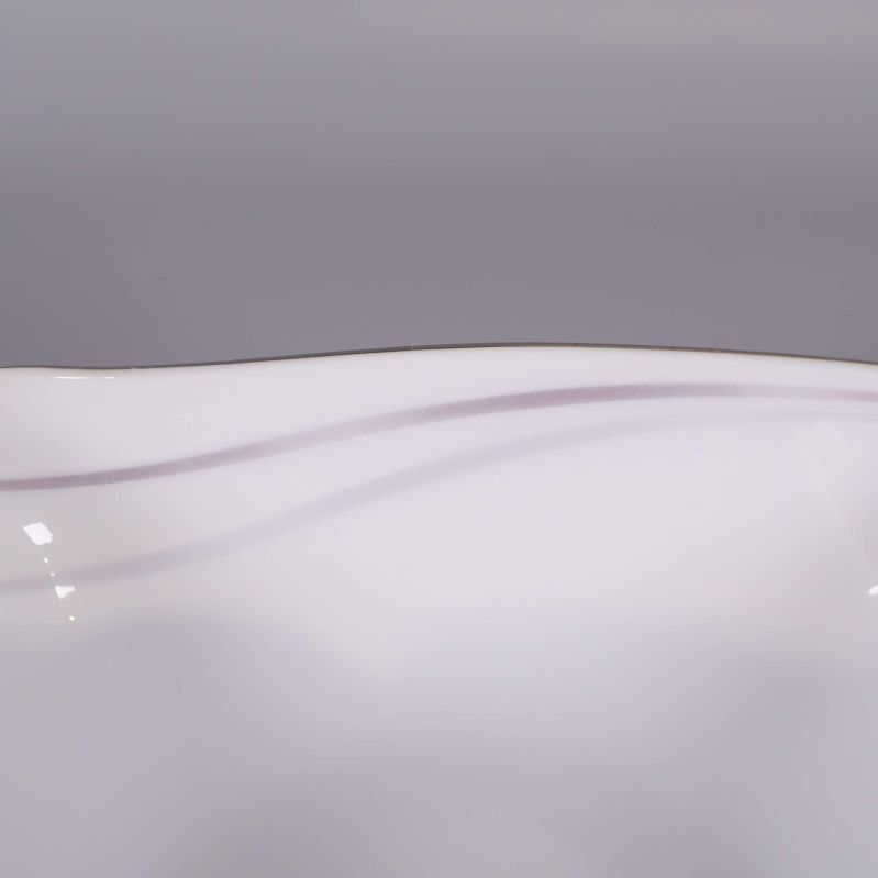 Närbild av vågig kant och tunn dekorlinje på skål