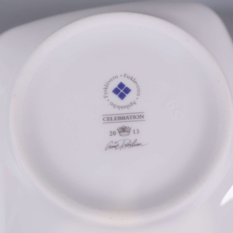 Botten på skål med märkning och logga Celebration Fyrklövern