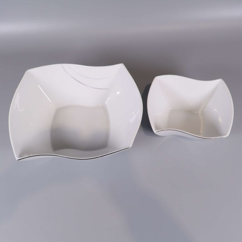 Två fyrkantiga vita skålar sedda uppifrån