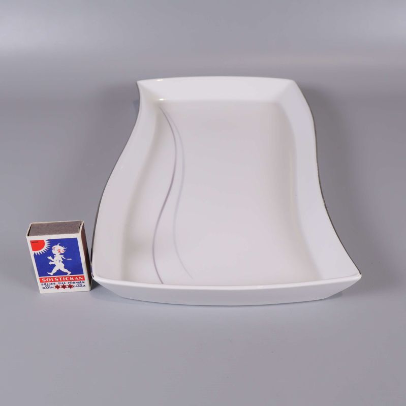 Vitt fat med tändsticksask för storleksjämförelse