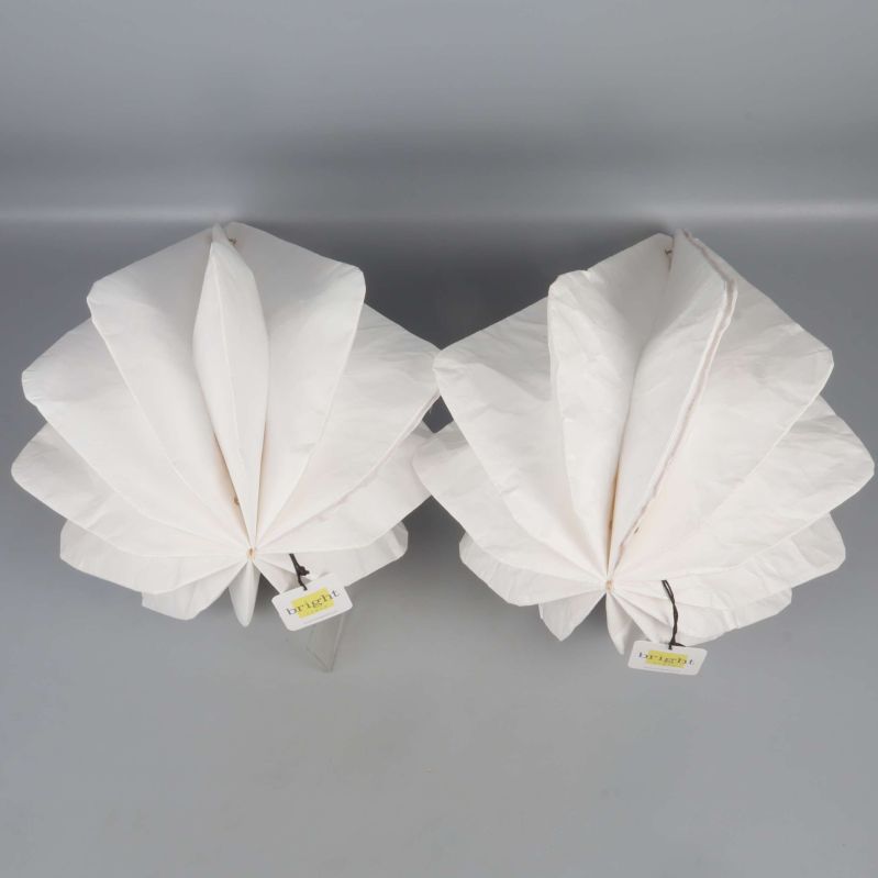 Övre vy av två vita lampskärmar med veckad form