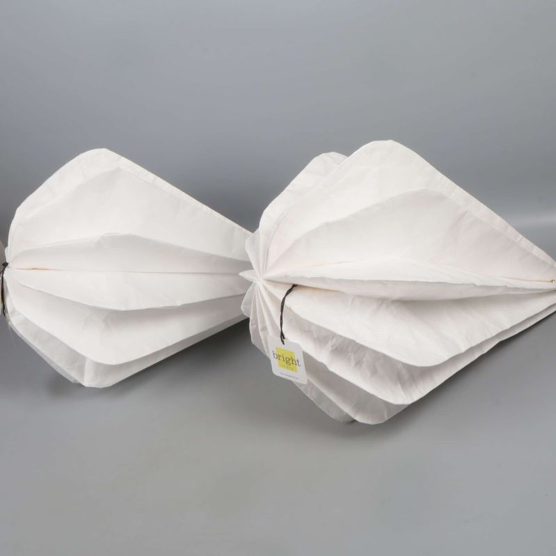 Lampskärmarna visar sin volym och struktur från sidan