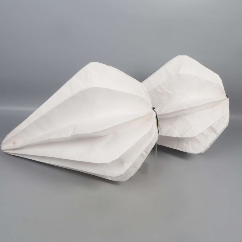 Lampskärmar fotade från sidan mot grå bakgrund