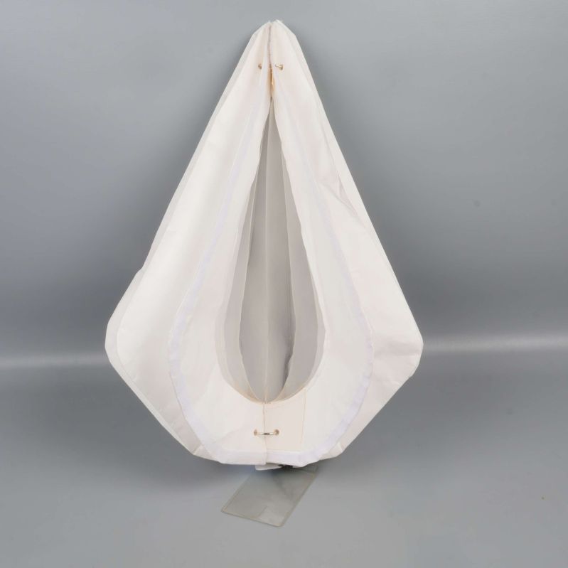 En vit lampskärm med öppning mot kameran