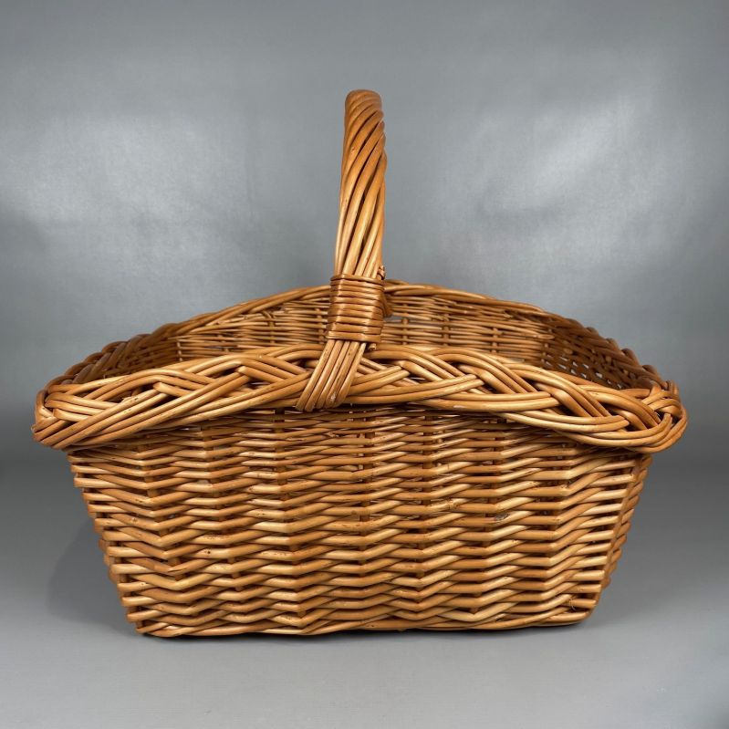 Rektangulär handflätad korg med högt handtag