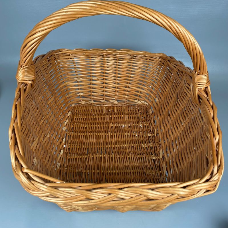 Översikt inuti korgen som visar flätningen