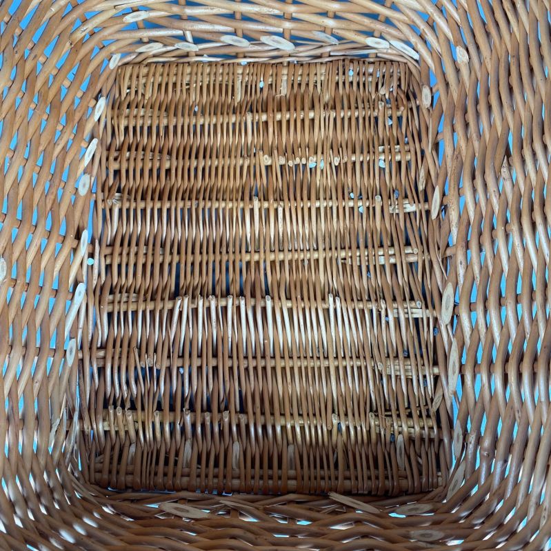 Närbild på botten av den flätade korgen