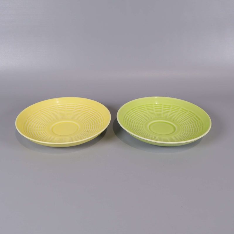 Två kultfat i gult och grönt på grå bakgrund