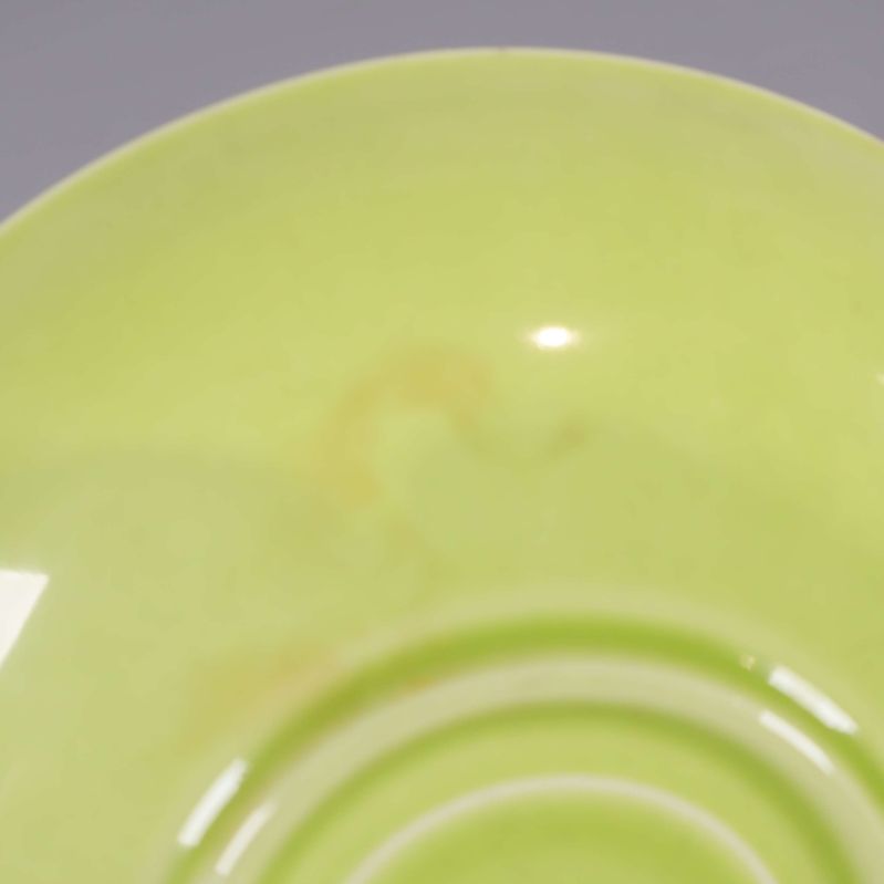 Närbild på ljusgrönt fat med missfärgning