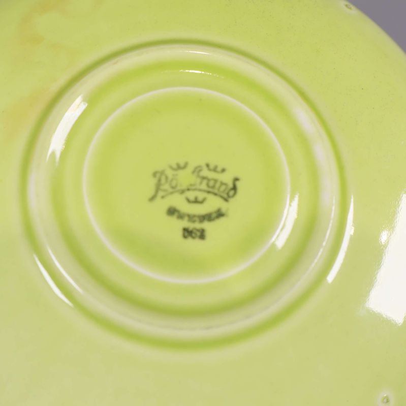 Stämpel under ljusgrönt fat med Rörstrand-logotyp