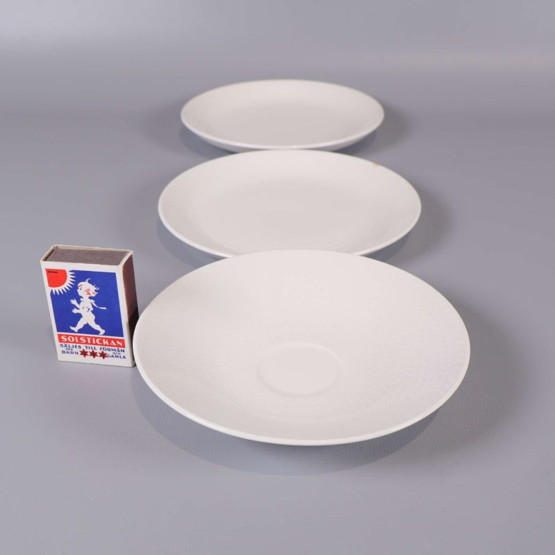 Vita fat och en tändsticksask för storleksjämförelse