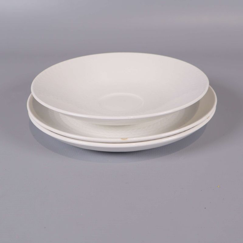 Tre staplade vita fat sett från sidan