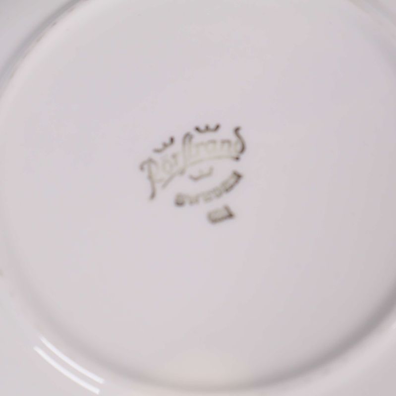 Närbild på Rörstrand-stämpel på fatets undersida