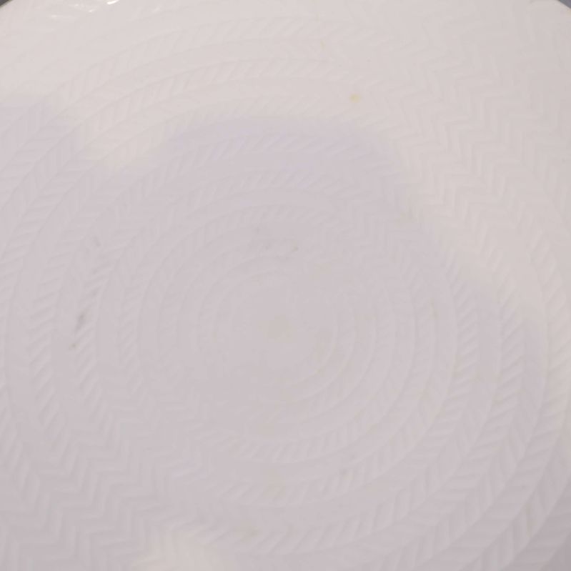 Närbild på fläckar och litet mönster på assiett