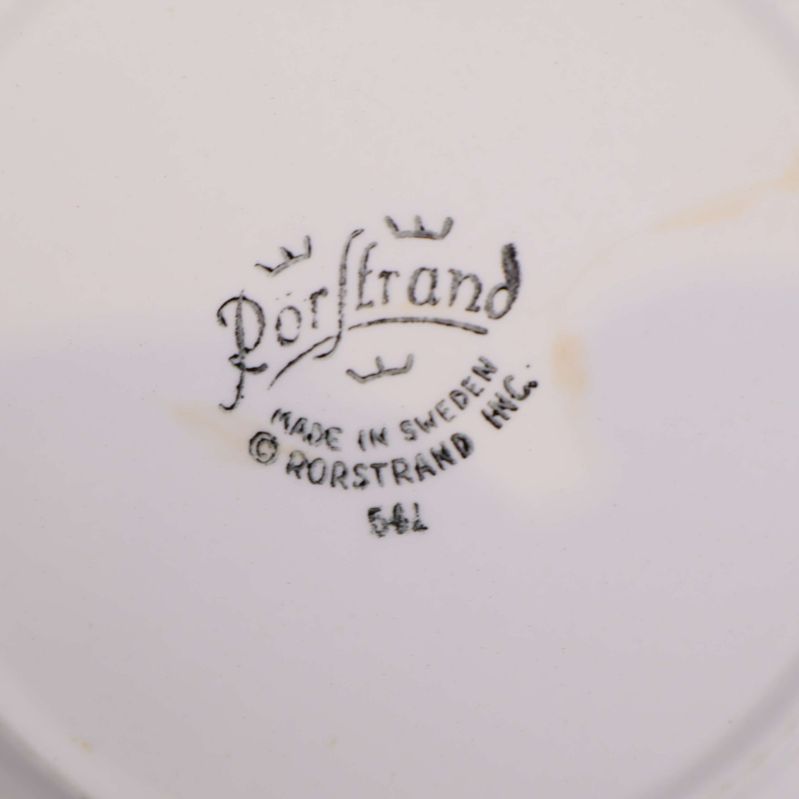 Rörstrand-stämpel och text på undersida av assiett