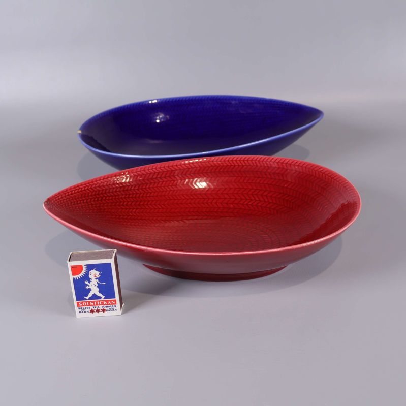 Två skålar i rött och blått med tändsticksask för storleksjämförelse