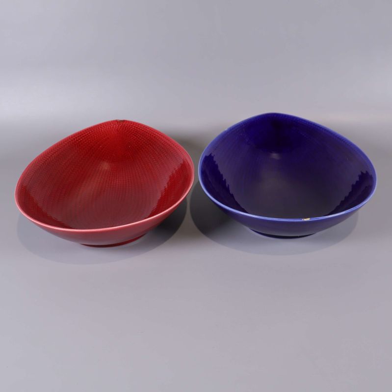 Interiör av röda och blå mönstrade skålar ovanifrån