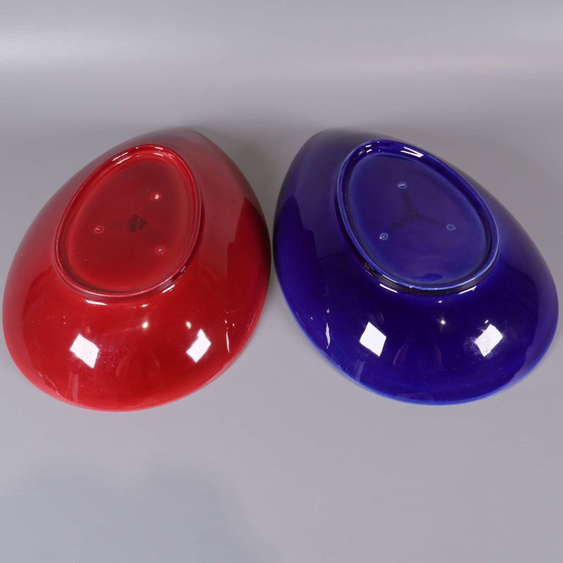 Baksida av röda och blå skålar med glaserad undersida
