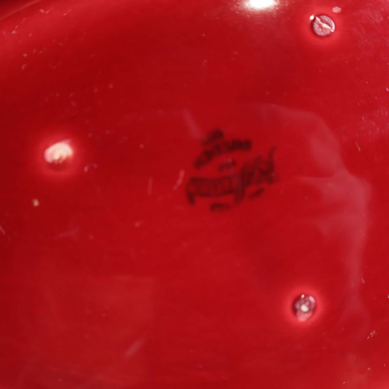 Stämpel från Rörstrand på undersidan av röd skål