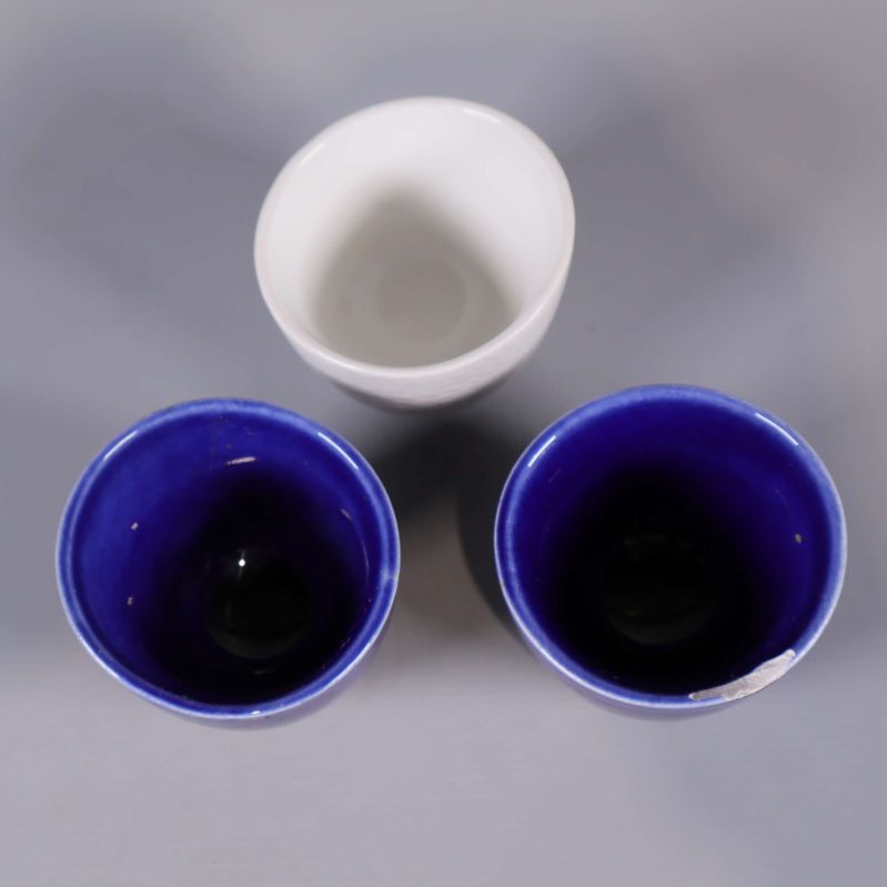 Äggkoppar fotograferade uppifrån, blå och vit