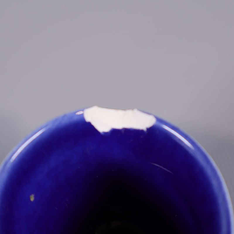 Närbild av nagg på blå äggkoppar