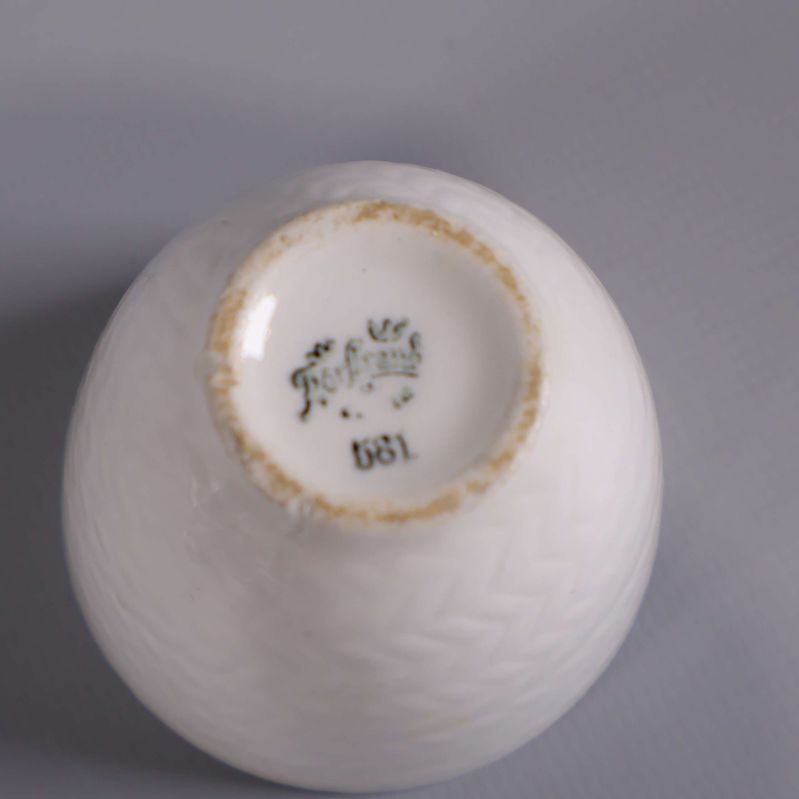 Stämpel med Rörstrand-logga på undersidan av vit äggrörare