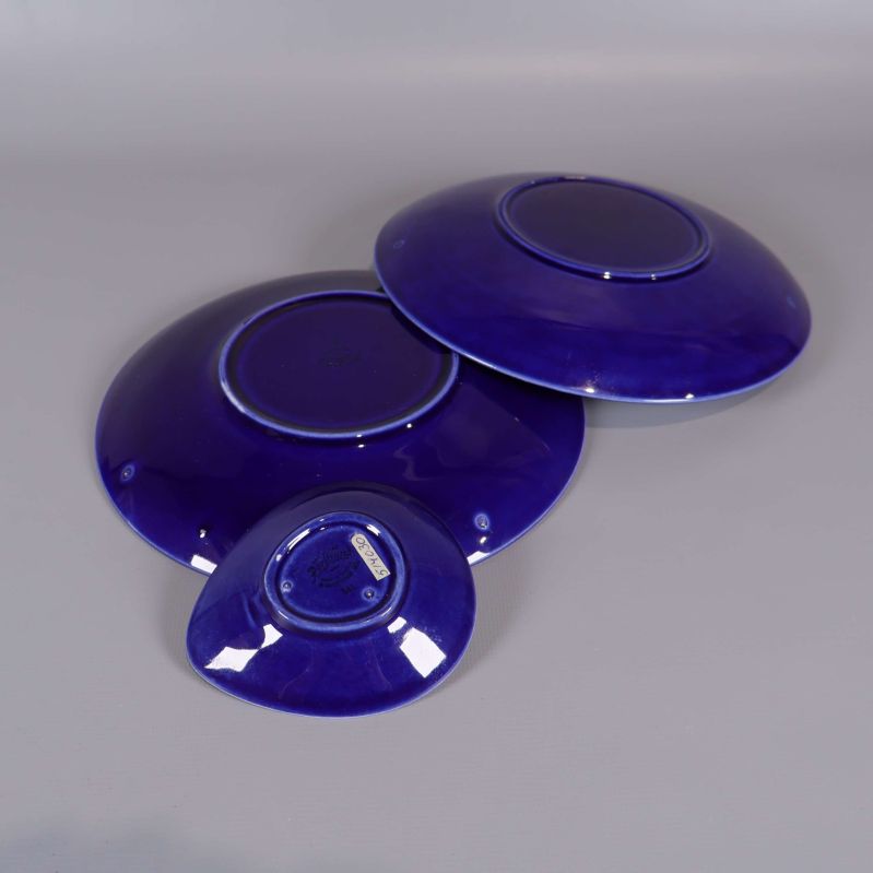 Blå serveringsdelar vända upp och ner för att visa undersidan