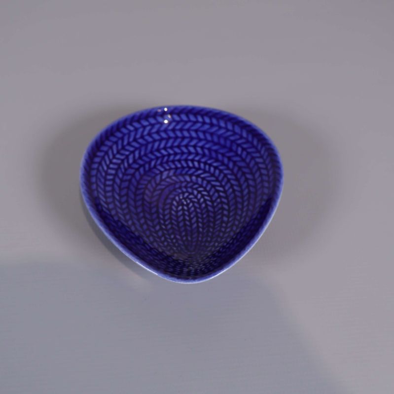 Närbild på litet blått serveringsfat med reliefmönster