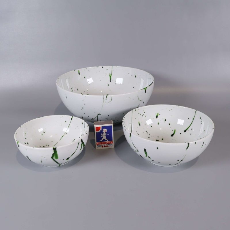 Tre skålar med matchande splashmönster och tändsticksask för storleksjämförelse