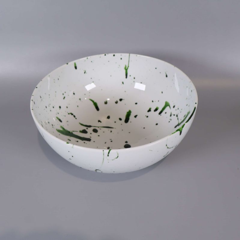 Stor skål med vitt och grönt splashmönster i närbild