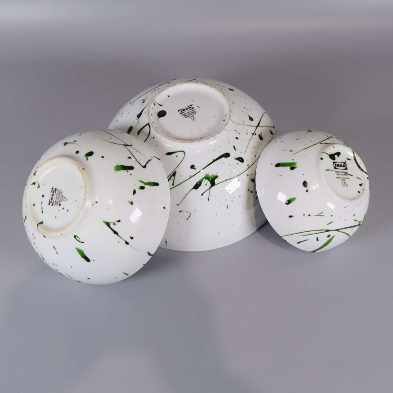 Tre skålar upp och ner visar botten, splashmönster synligt över hela ytan