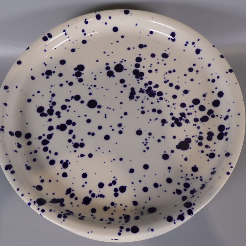 Rakt ovanifrån på tallrik med blå stänkmönster
