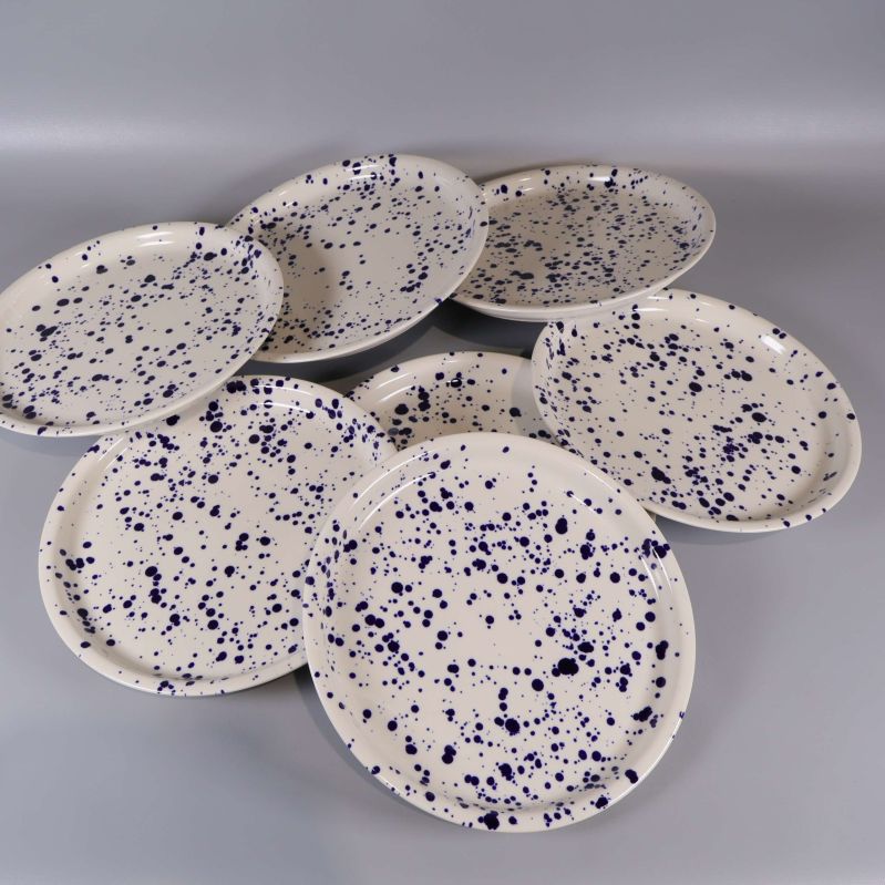 Sju tallrikar utspridda med mönster synligt