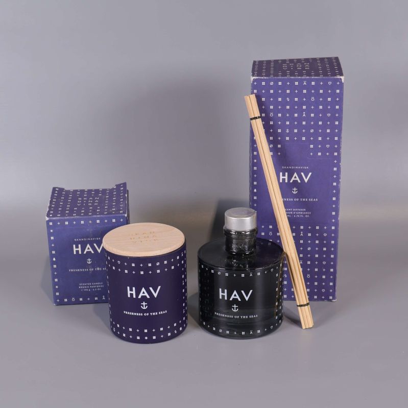 HAV doftljus och doftpinnar i blå förpackningar