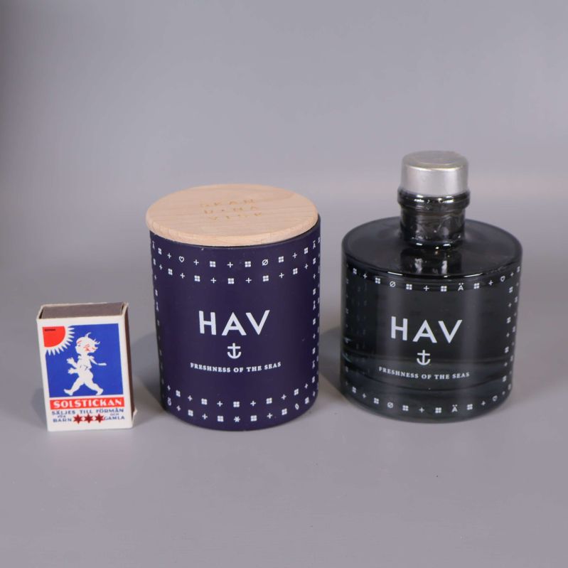 HAV doftljus och doftpinnar bredvid tändsticksask