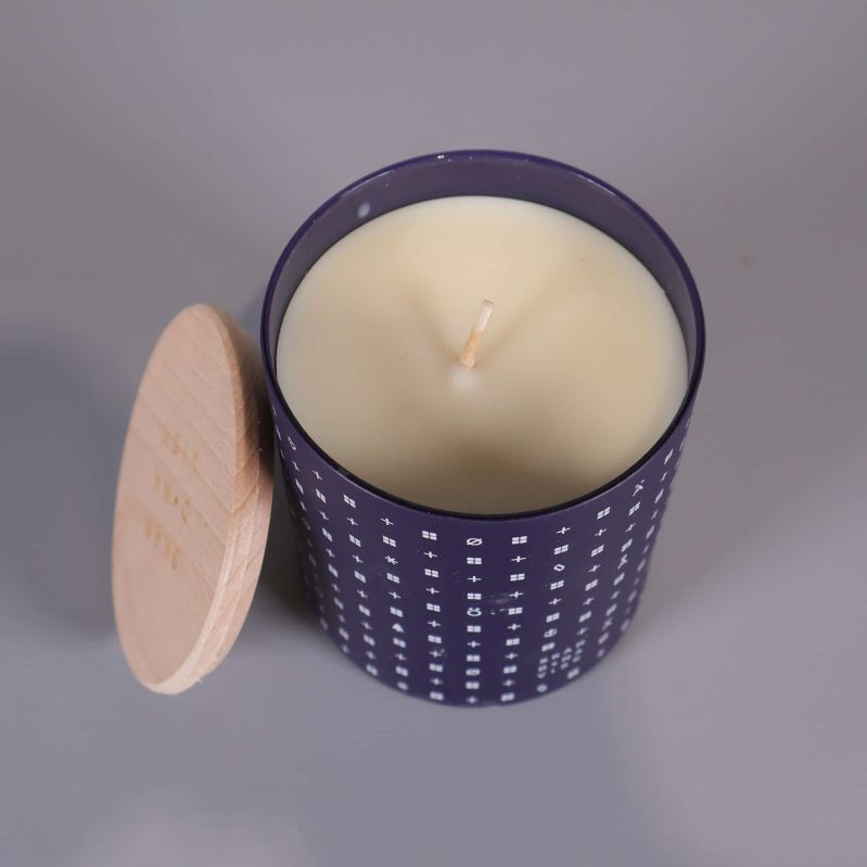 Närbild på HAV doftljus med öppet lock