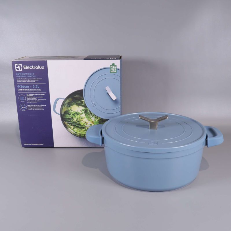 Blå gryta med lock och originalkartong från Electrolux