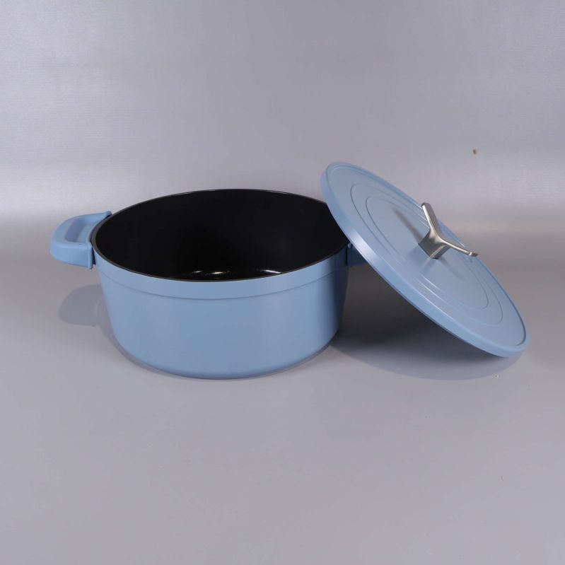 Blå gryta med locket avtaget, visar svart insida