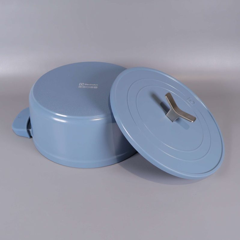 Blå gryta upp och ned med lock bredvid för att visa botten