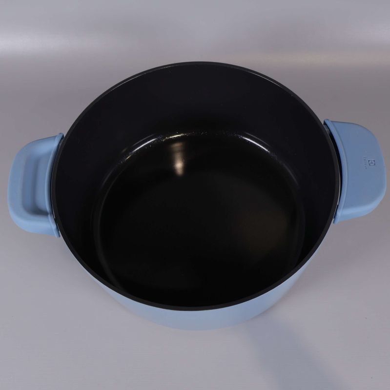 Närbild av grytans svarta insida