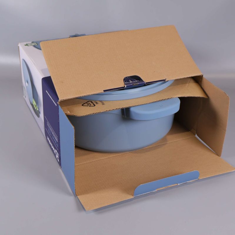 Grytan placerad delvis i kartongen