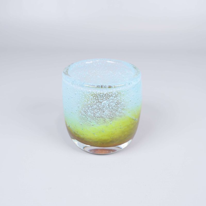 Litet glasföremål med bubbligt glas och blågrön färg