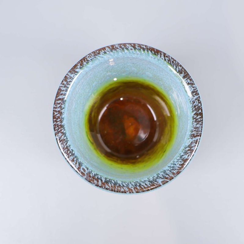 Överblick av glasföremål visar insidans färgskiftning