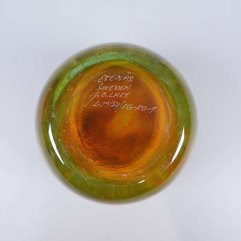 Signatur och text på botten av glasföremålet