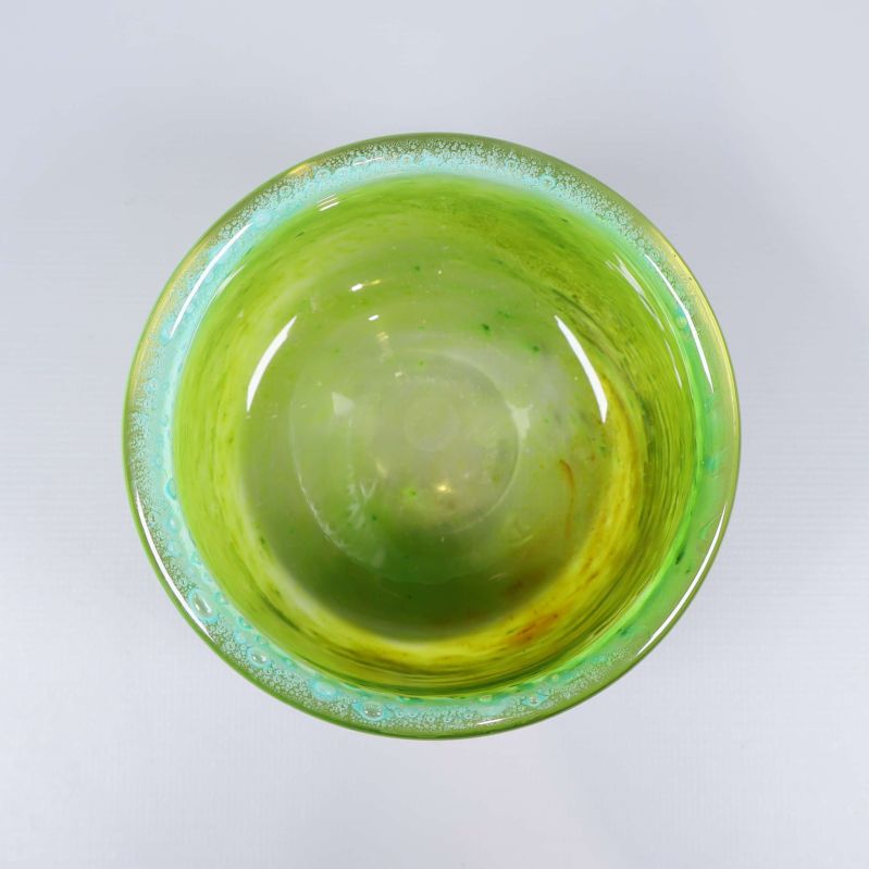 Överblick uppifrån av den gröna glasföremålet