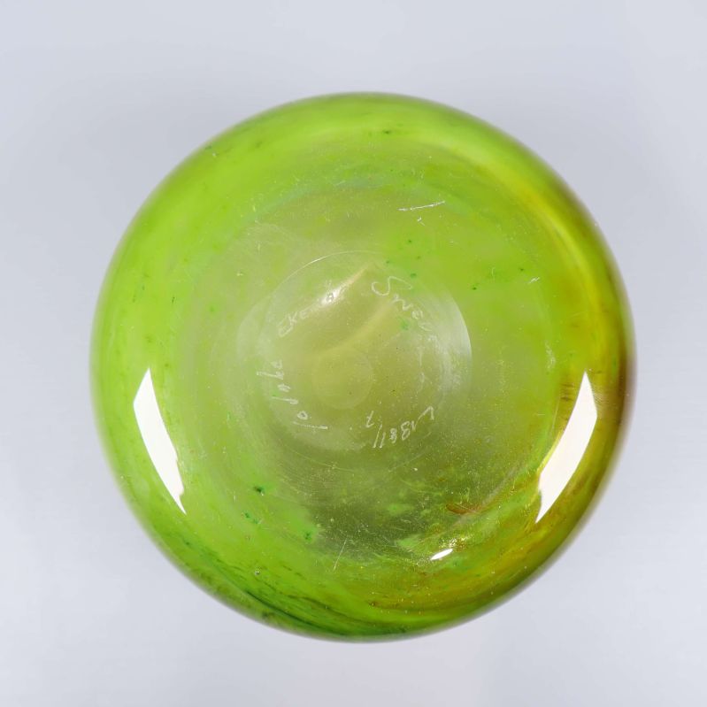 Botten på grönt glasföremål med ingraverad text